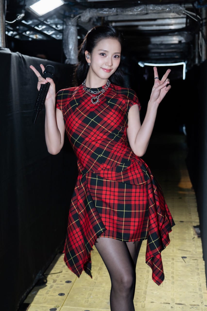 Jisoo of BLACKPINK at a major fashion event in a designer gown